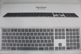 Official Apple Magic Keyboard with Touch ID and Numeric Keypad for Mac models with Apple silicon - British English - Black Keys - 14 Day